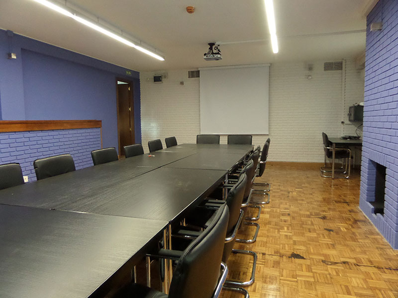 Sala de reuniones dispuesta en Consejo