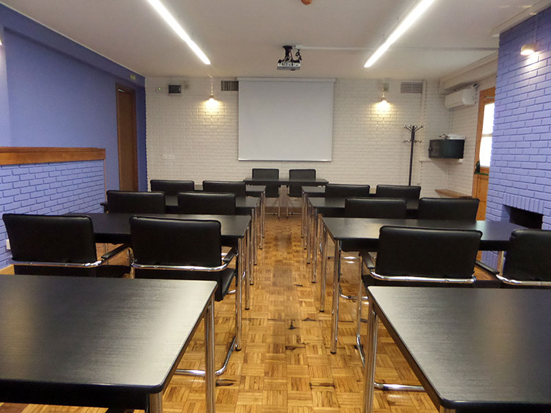 Sala de reuniones dispuesta en Escuela